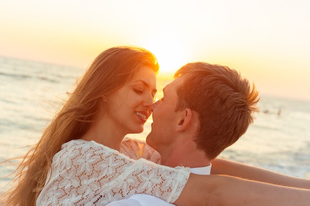 Romantisch paar zoenen op het strand