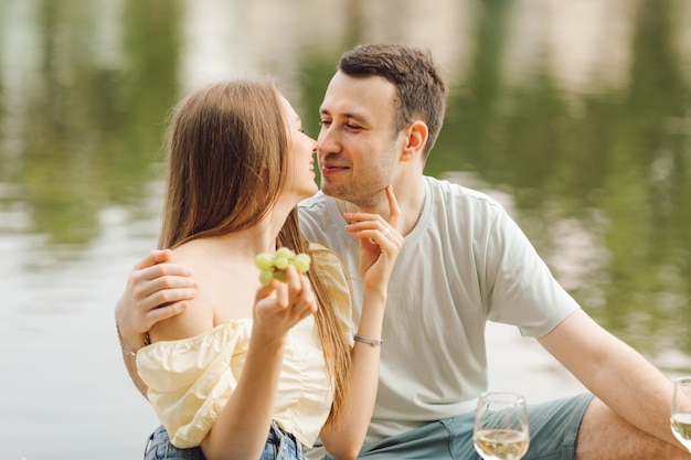 Romantisch picknicken in de natuur maakt het mogelijk om tederheid en zorg te geven aan verliefde stelletjes. geluk en sereniteit. rust en genieten. mooie levensmomenten. superdag. romantische relaties.