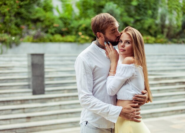 Foto romantisch portret van een verliefd stel dat samen tijd doorbrengt in een stadspark