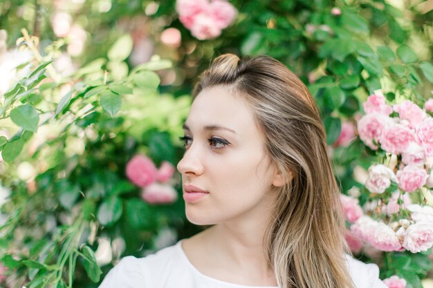 Romantisch portret van jonge vrij mooie vrouw met lang haar