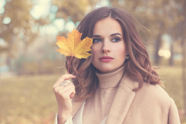 Romantisch portret van mooie herfst vrouw model met bruin haar, herfst mode meisje buitenshuis