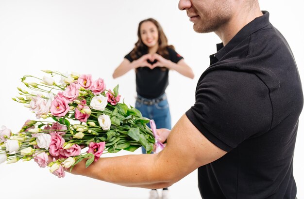 Romantisch schattig paar veel plezier Aantrekkelijke grappige mensen in de studio poseren