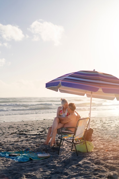 Foto romantisch senior koppel op strand full shot