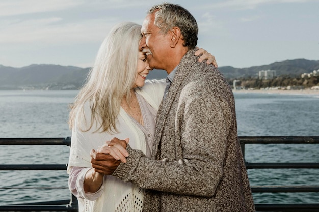 Romantisch senior paar dansen op Santa Monica Pier