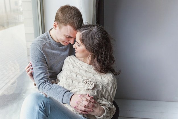 Romantisch sexy paar verliefd met leuke tijd samen. Jonge vrouw knuffelen vriendje, witte achtergrond