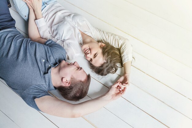 Romantisch sexy paar verliefd met leuke tijd samen. Jonge vrouw knuffelen vriendje, witte achtergrond