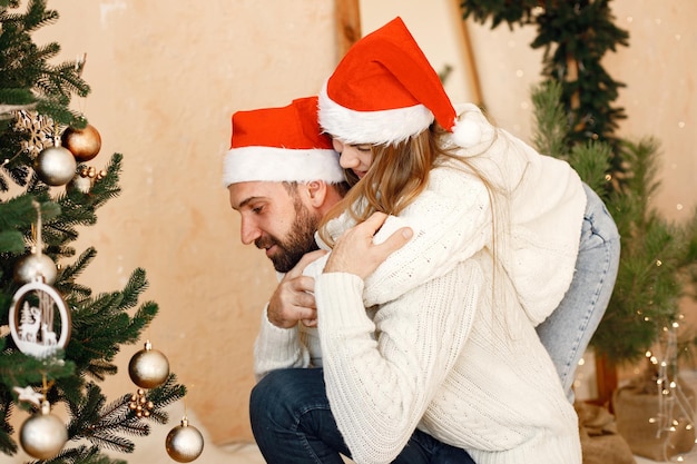 Romantisch stel dat Kerstmis samen thuis viert