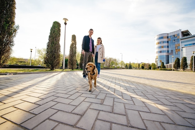 Romantisch stel is met hun hond aan het wandelen in de stad