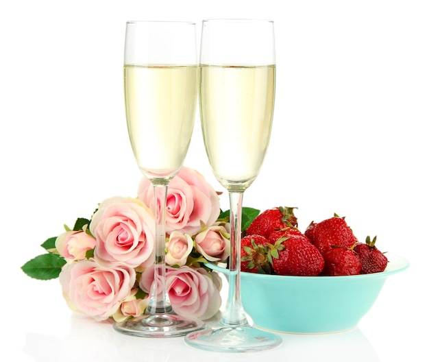 Romantisch stilleven met champagne, aardbei en roze rozen, geïsoleerd op wit