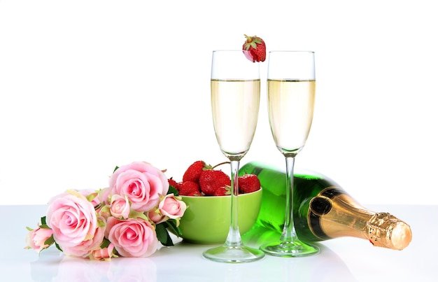 Romantisch stilleven met champagne, aardbei en roze rozen, geïsoleerd op wit