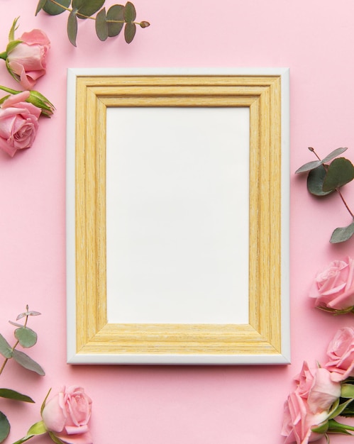 Romantisch valentijnsdag frame met roze rozen