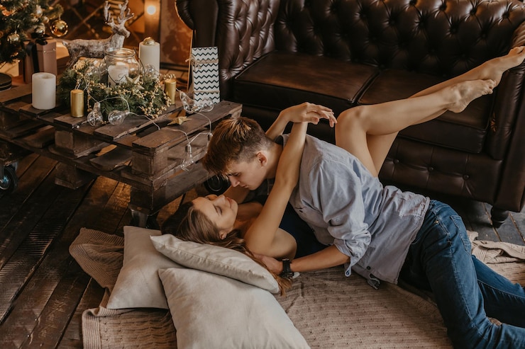 Foto romantisch verliefd koppel dat geluk voelt over hun romantiek en kerstmis samen doorbrengt.