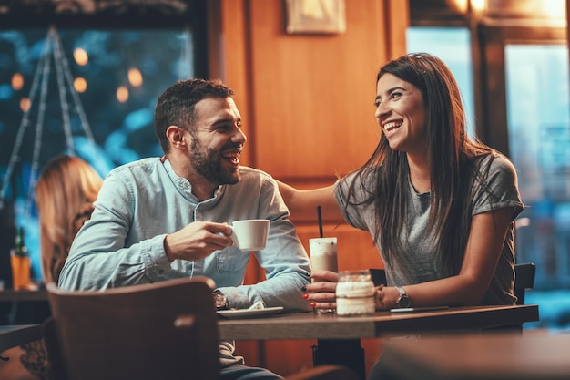 Romantisch verliefd stel drinkt koffie, heeft een date in het café.