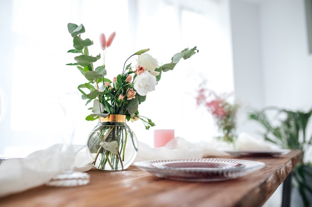 Romantisch versierde houten tafel met bloemen