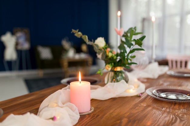 Romantisch versierde houten tafel met bloemen