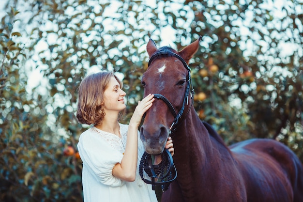 Romantisch vrouwenportret met het paard. Dromen met beste vriend