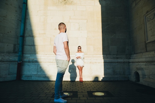 Romantisch zonnig portret van het teder verliefde sensuele paar in Boedapest