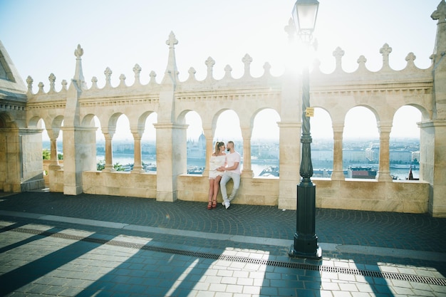 Romantisch zonnig portret van het teder verliefde sensuele paar in Boedapest