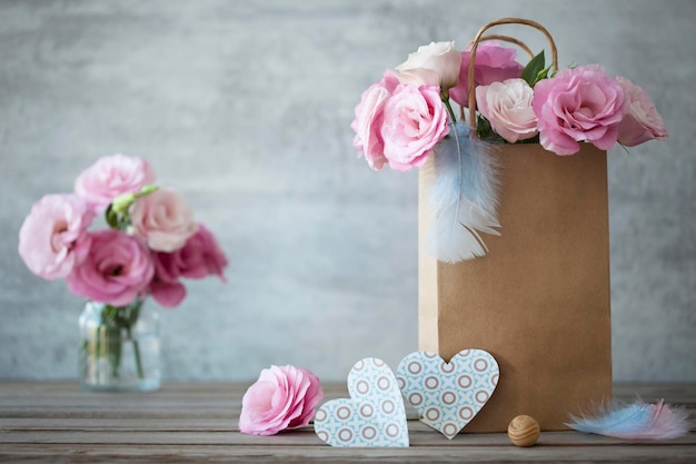 Romantische achtergrond met rozen en papieren hartjes