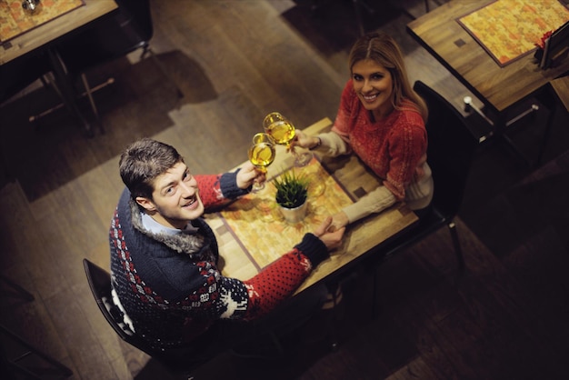 romantische avond date in restaurant gelukkig jong stel met wijnglas thee en cake