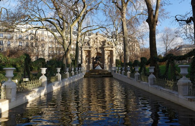 Romantische barokke Medici-fontein ontworpen in het begin van de zeventiende eeuw in de Jardin du Luxembourg, Parijs Frankrijk