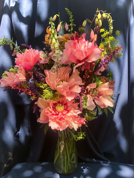 Romantische boeketten van lentebloemen met pioenrozen salie vingerhoedskruid geyhera