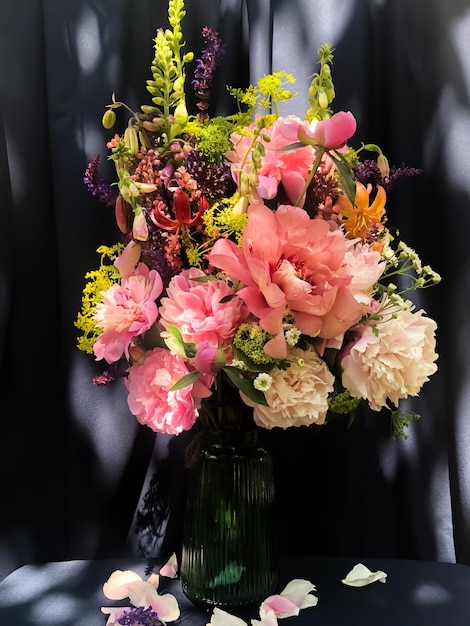 Romantische boeketten van lentebloemen met pioenrozen salie vingerhoedskruid geyhera