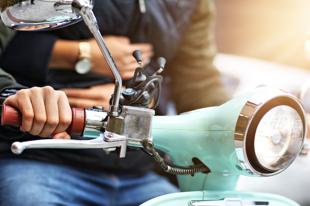 Romantische buik van een jong stel dat op een scooter rijdt in de herfst