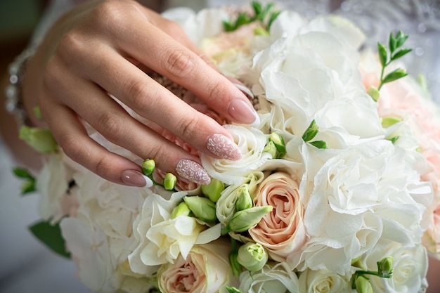 Romantische decoraties, witte lichtbloemen voor de vakantie, trouwringen voor de bruid