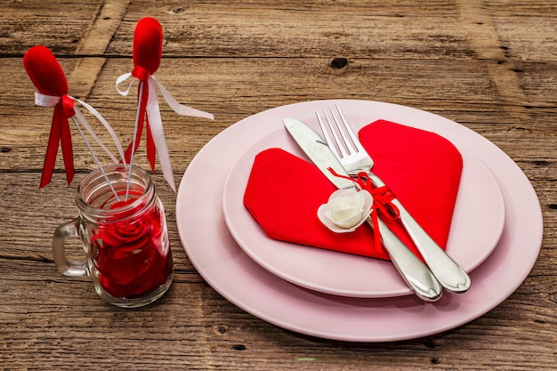 Romantische eettafel met borden en hartvormige servet