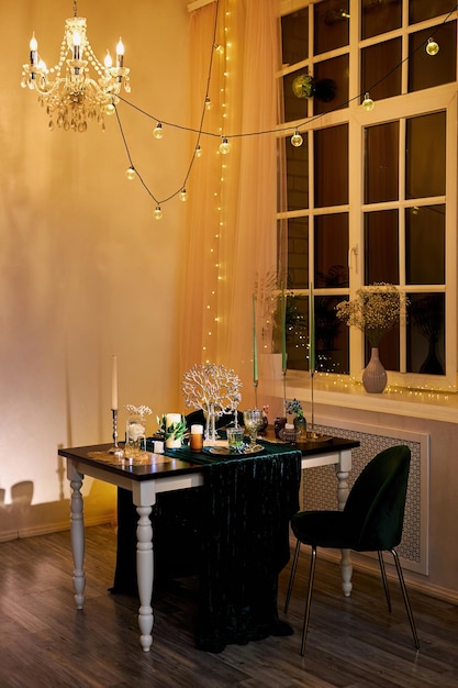 Romantische eettafel met feestelijke verlichting