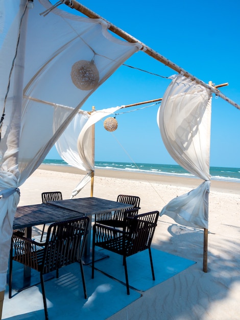 Romantische eettafel op het strand