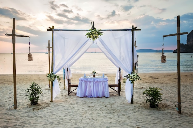 Romantische eettafel op het strand