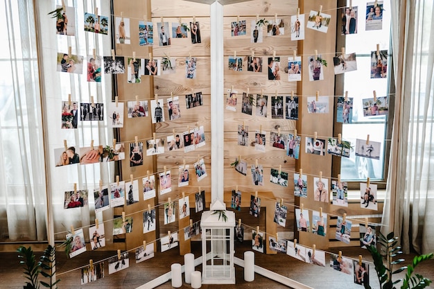 Romantische foto's van pasgetrouwden en foto's van vakantiegangers die aan de waslijn hangen met wasknijpers op de standaard guirlande bruiloft decor