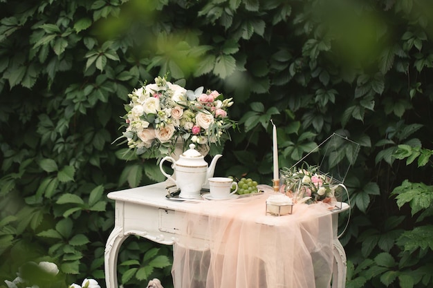 Romantische fotozone voor de bruiloft van de bruid tafelbloemen en rozenblaadjes