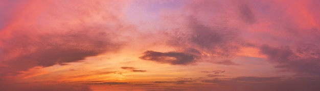 Romantische hemel met wolken bij zonsondergang. Dramatisch cloudscape-panorama.