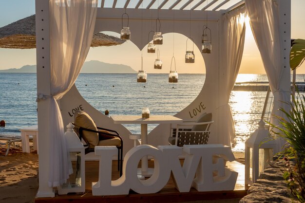 Romantische huwelijksreis eetplaats op het strand