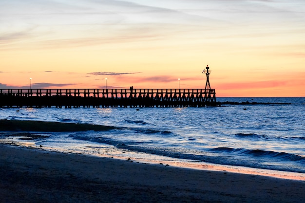 Romantische kleurrijke zonsondergang op het ponton van Courseulles-sur-Mer.