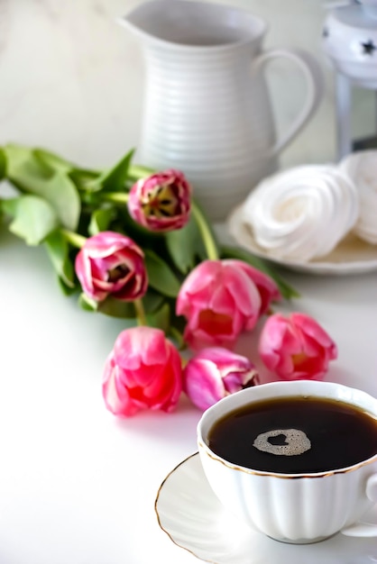 Romantische koffie in de ochtend Boeket roze tulp Selectieve aandacht