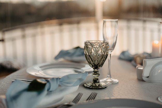 Romantische luxe restaurantavond met champagne setting met kaarsen bij zonsondergang