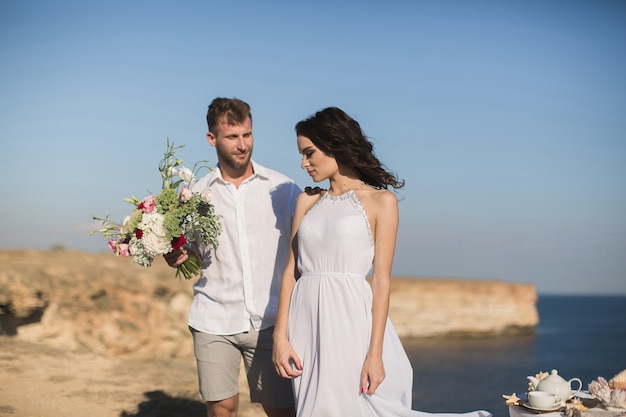 Romantische man die bloemen geeft aan zijn vriendin in de natuur.