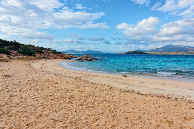 Romantische ochtend in Capriccioli Beach in Costa Smeralda in de Middellandse Zee op het eiland Sardinië in Italië. Lucht met wolken