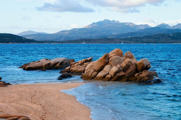 Romantische ochtend op Capriccioli Beach in Costa Smeralda in de Middellandse Zee op het eiland Sardinië in Italië. Lucht met wolken