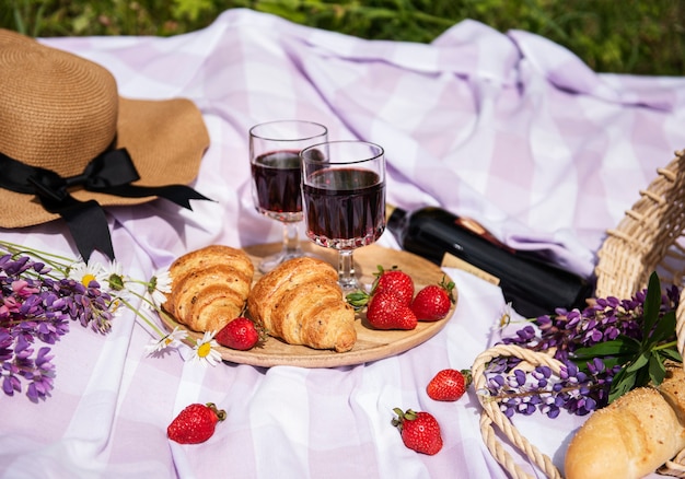 Romantische picknickscène op picknick in de buitenlucht met wijn en fruit