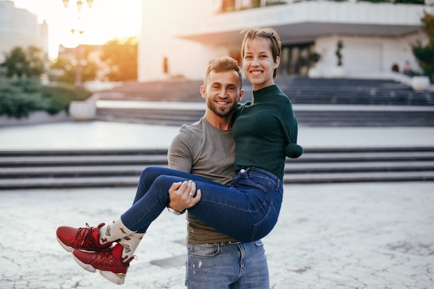 Romantische relatie tussen gehandicapte jonge vrouw geboren zonder armen en haar gehandicapte vriend.