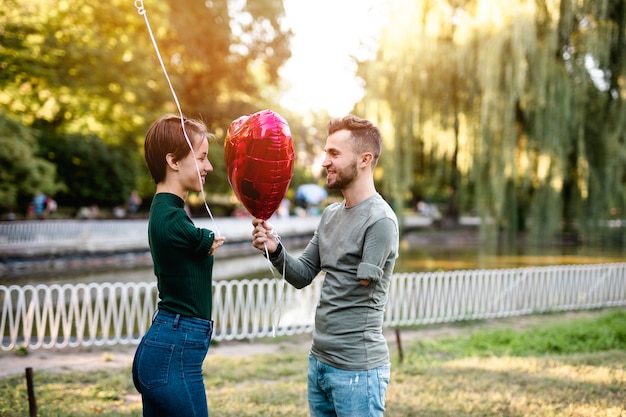 Romantische relatie tussen gehandicapte jonge vrouw geboren zonder armen en haar gehandicapte vriend.