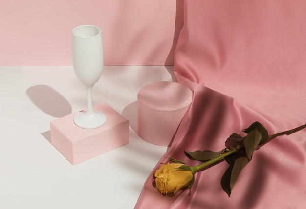 Romantische roze Valentijnscompositie met wijnglasgordijn en gele roos Product Display Podium