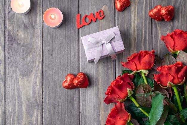 Romantische Saint Valentine houten kaart als achtergrond met boeket van mooie rode rozen en heden