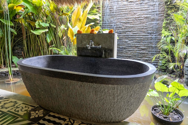 Romantische stenen buitenbadkamer op het eiland Bali, Indonesië