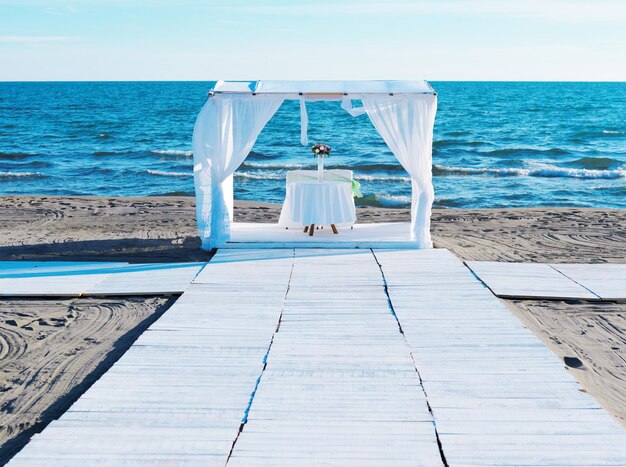 romantische witte bruiloftstafel op tropisch strand